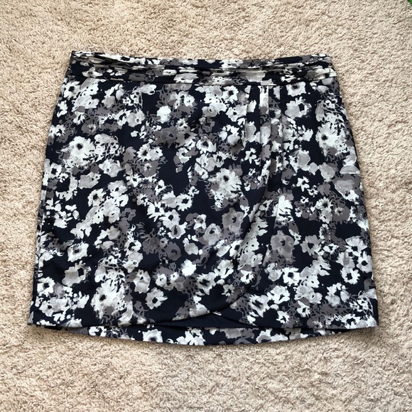 ❤️Lovely Banana Republic Ruched Skirt❤️ - Picture 3 of 7